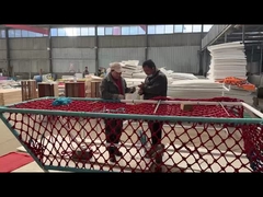 Kleurrijk spuitverfproces voor speeltoestellen in de buitenlucht