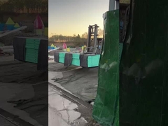 Laden van amusementsapparatuur op de vrachtwagen