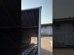 Laden van amusementsapparatuur op de vrachtwagen