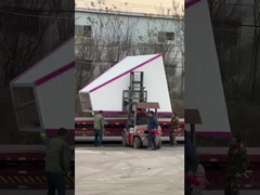 Laden van amusementsapparatuur op de vrachtwagen