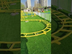 Vermaakpark voor kinderen en volwassenen Avontuurlijke achtbanen Kleine zip-line buiten speeltuin