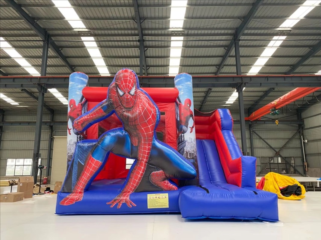 Spiderman thema opblaasbaar kasteel met droge glijbaan en 950w blazer voor kinderen feest 5 * 5 * 3,6m Grootte 1-6 personen capaciteit