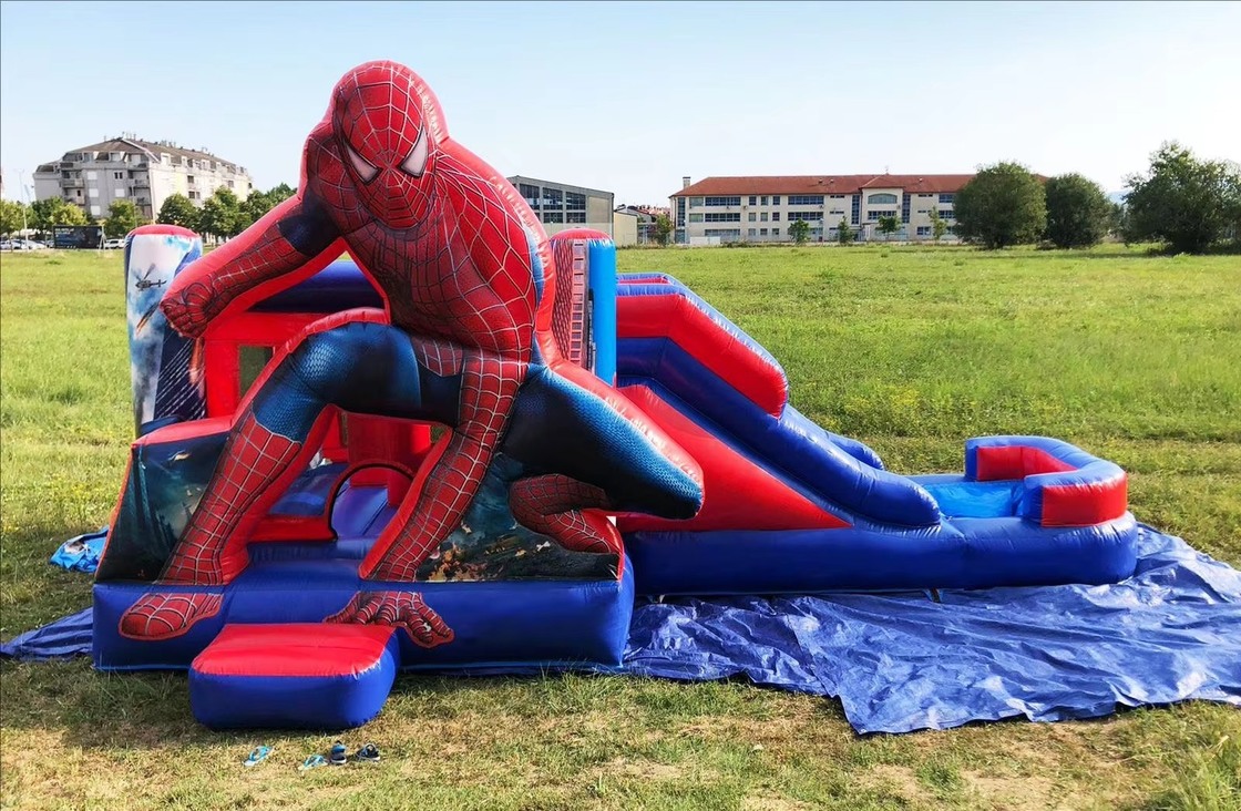 Spiderman thema opblaasbaar kasteel met droge glijbaan en 950w blazer voor kinderen feest 5 * 5 * 3,6m Grootte 1-6 personen capaciteit