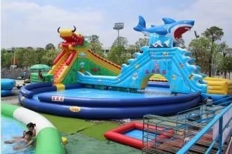 14*18m opblaasbaar waterpark met 1200w blazer en 1-20 personen capaciteit Dragon Shark Slide en groot zwembad