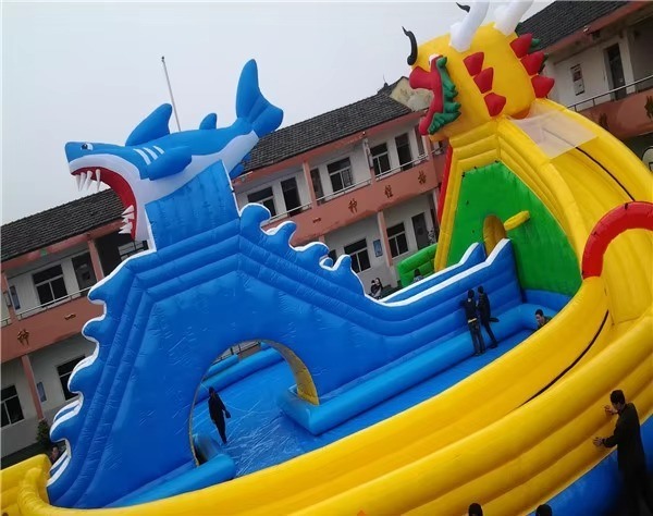 14*18m opblaasbaar waterpark met 1200w blazer en 1-20 personen capaciteit Dragon Shark Slide en groot zwembad