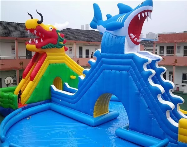 14*18m opblaasbaar waterpark met 1200w blazer en 1-20 personen capaciteit Dragon Shark Slide en groot zwembad