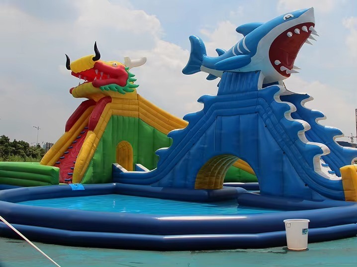 14*18m opblaasbaar waterpark met 1200w blazer en 1-20 personen capaciteit Dragon Shark Slide en groot zwembad